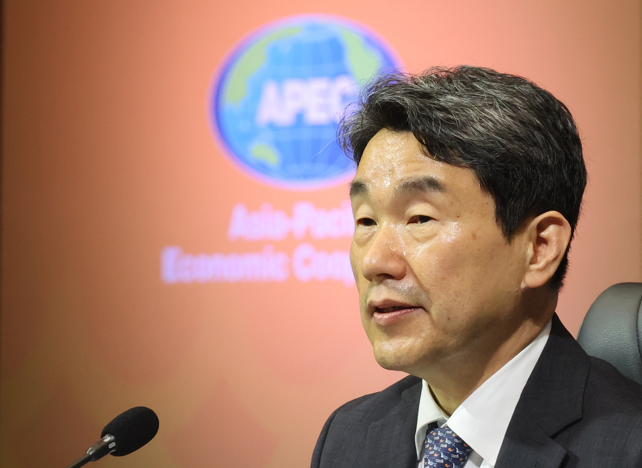 Acting President Lee Ju-ho speaks during the opening ceremony of the 7th APEC Education Ministers' Meeting held at the Jeju International Convention Center (ICC) in Jeju, South Korea on Wednesday. (Yonhap)