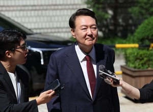 Ex-President Yoon attends 8th hearing of insurrection trial