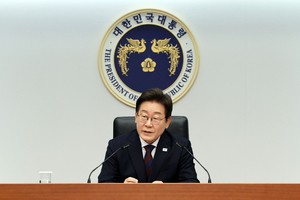 Lee's approval rating edges up to 65%