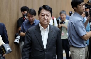 Ahn Cheol-soo quits party reform post to enter leadership race