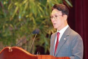 Lee asks new PM to actively address prolonged med school crisis
