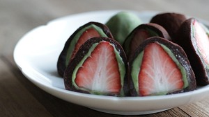 Strawberry chapssaltteok