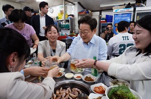 Lee urges citizens to dine out as part of efforts to boost domestic demand