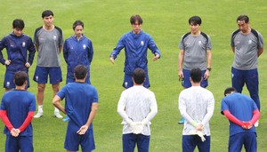 S. Korea coach tells players to relish rival match vs. Japan at E. Asian football tournament