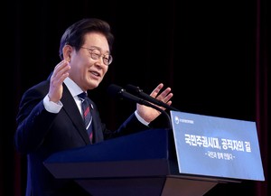 Lee's approval rating edges up to 64 %