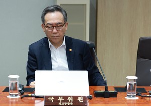 Ex-FM Cho summoned for questioning in martial law probe