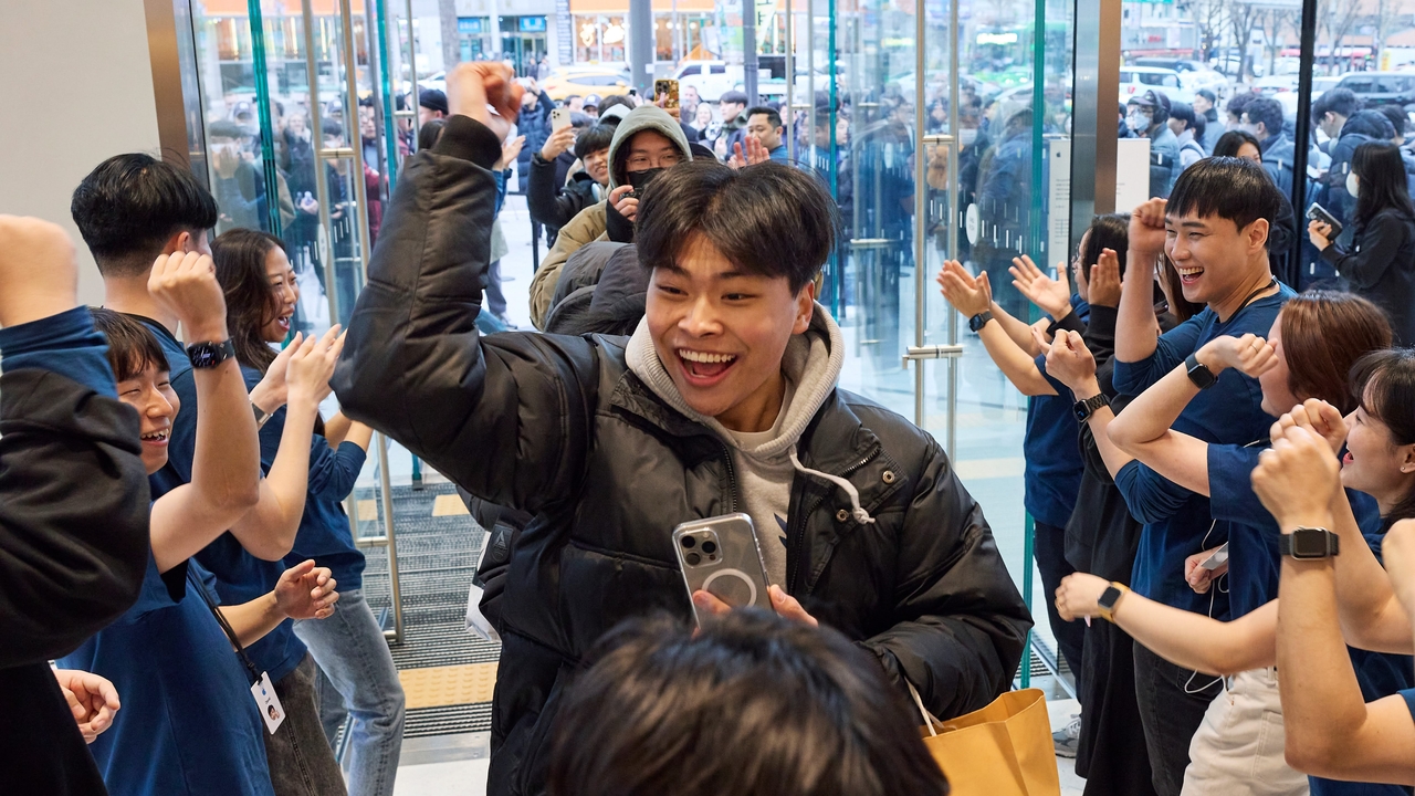 Apple team members welcome excited customers on opening day at Apple Hongdae, the company’s 100th retail store in the Asia-Pacific region. (Apple)