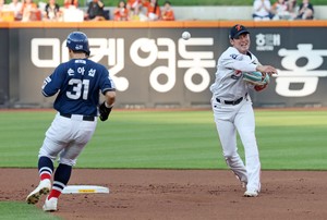 KBO-leading Hanwha Eagles acquire all-time hits king Son Ah-seop