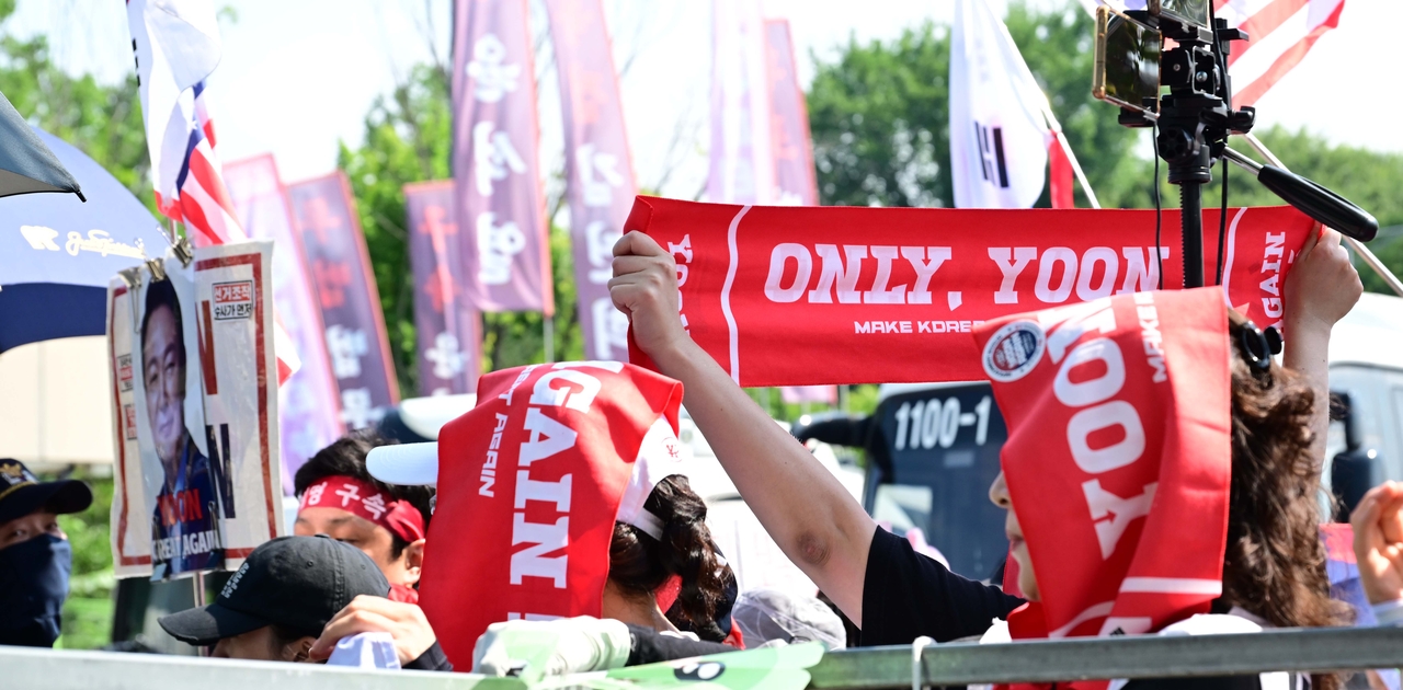 A protester is seen holding “Only Yoon” sign in support of former President Yoon Suk Yeol in front of Seoul Detention Center in Uiwang on Friday. (Lee Sang-sub/The Korea Herald).
