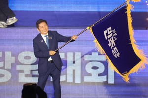 4-term lawmaker Jung elected new Democratic Party chief