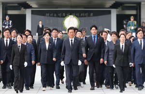 New leader of ruling party begins official schedule by paying tribute at national cemetery