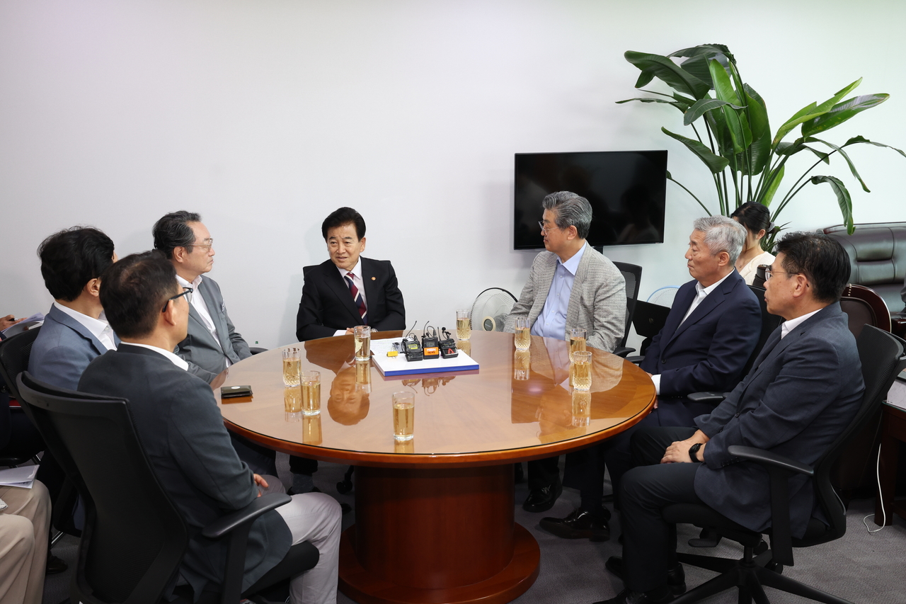 Unification Minister Chung Dong-young (center, in a black suit) holds a meeting with the NGO Council for Inter-Korean Cooperation at his office at the National Assembly in Yeouido, western Seoul, on Monday. (Ministry of Unification)