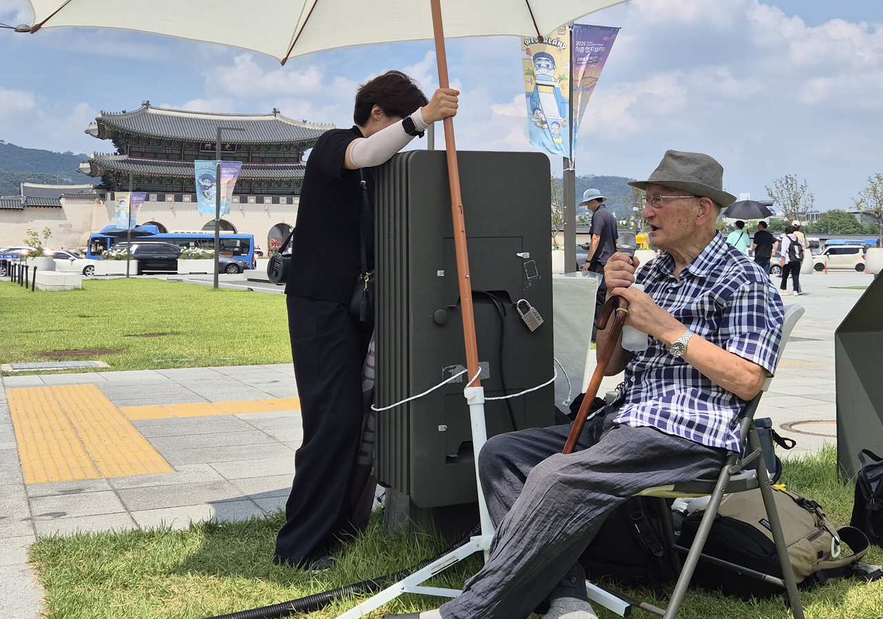 Ahn Hak-sop, a former North Korean soldier imprisoned in South Korea for 42 years, speaks at a protest in Seoul on Saturday, where he demanded to be repatriated to the North. (Yonhap)
