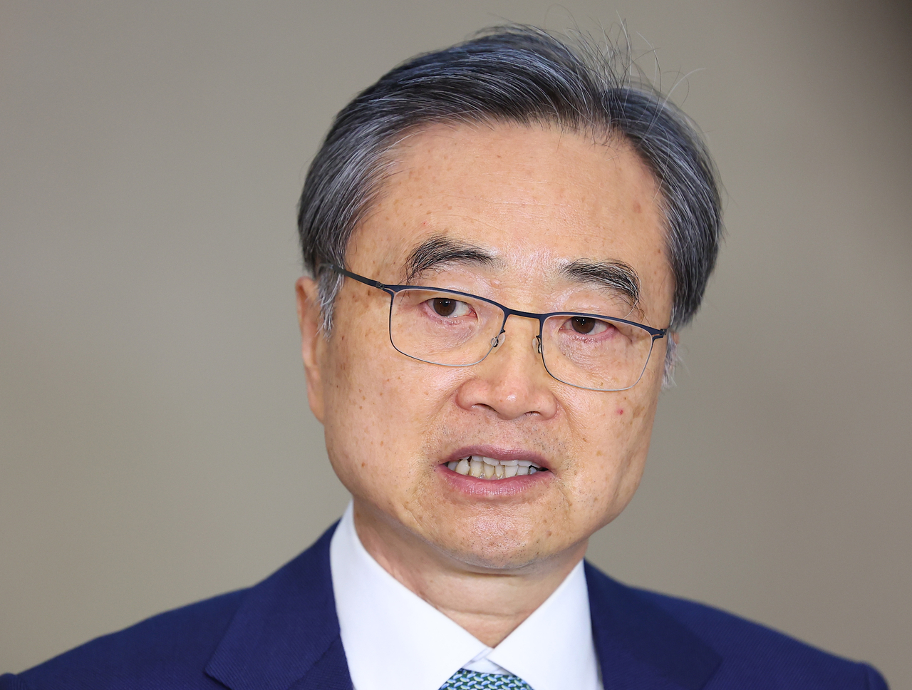 Foreign Minister Cho Hyun arrives at Incheon International Airport, west of Seoul, on Sunday following his visits to Japan and the United States. (Yonhap)