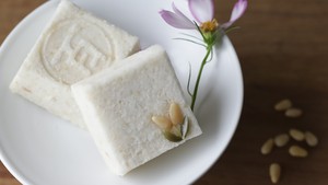 Pine nut seolgi