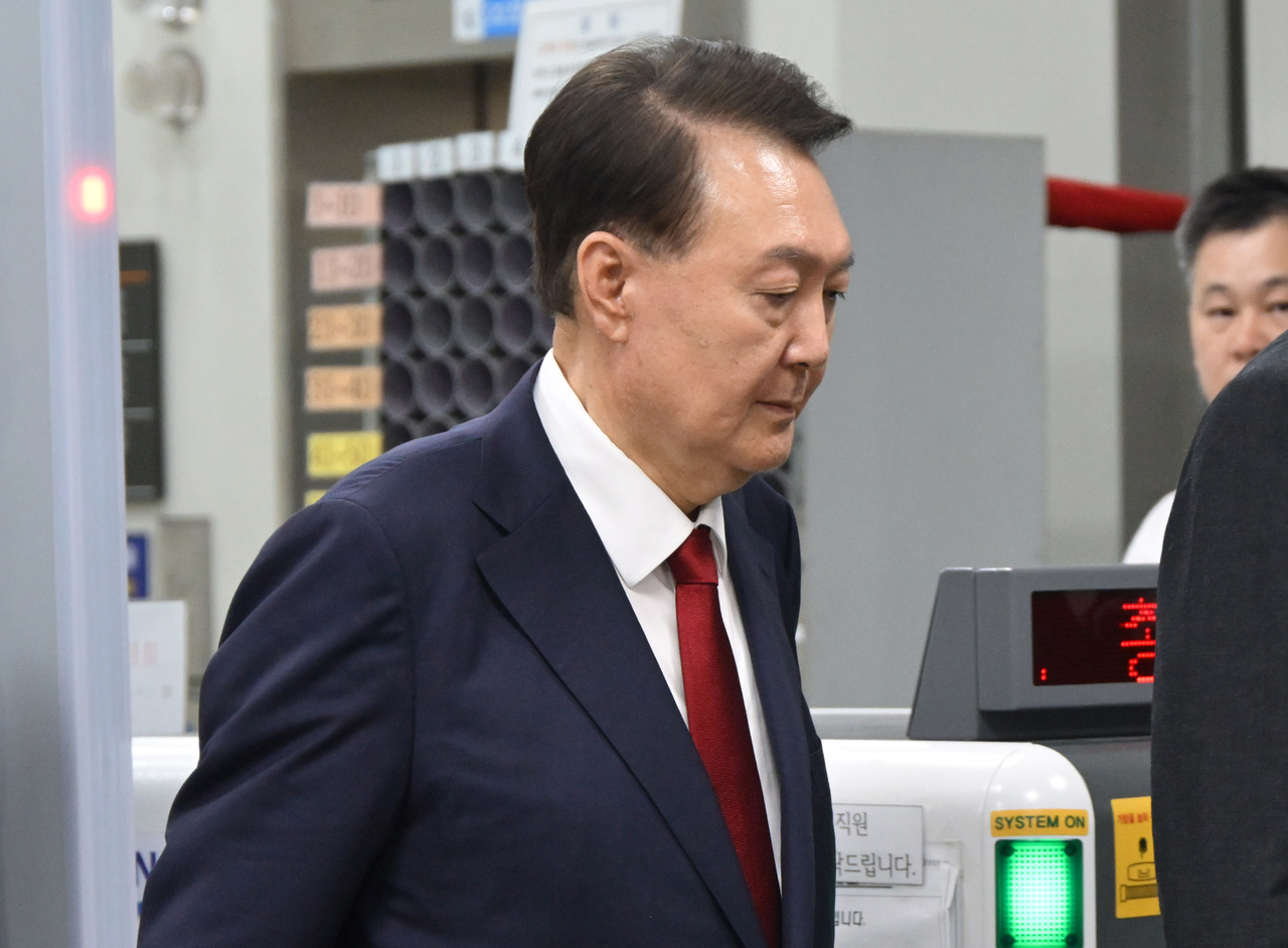 Former President Yoon Suk Yeol leaves the Seoul Central District Court in southern Seoul on July 9, after attending a hearing on his potential arrest over his failed attempt to impose martial law in December. (Yonhap)