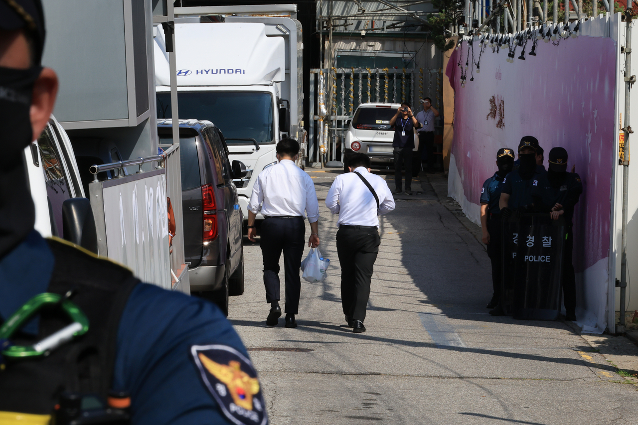 Police officers are seen stationed outside Sarang Jeil Church in Seoul on Tuesday, as investigators conduct a raid on the building in connection with allegations that pastor Jeon Kwang-hoon instigated an assault on the Seoul Western District Court on Jan. 19. (Yonhap)