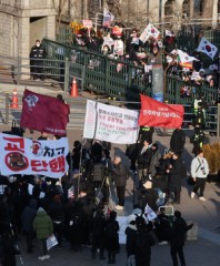 University in chaos as pro-, anti-Yoon rallies take over campus