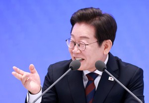 Lee’s approval rating hits 60% a month into term: poll