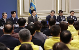 Lee extends apology to bereaved families of major disasters
