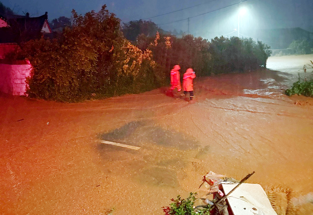 A road is flooded in Muan, South Jeolla Province, due to heavy rain on Sunday. (Yonhap)